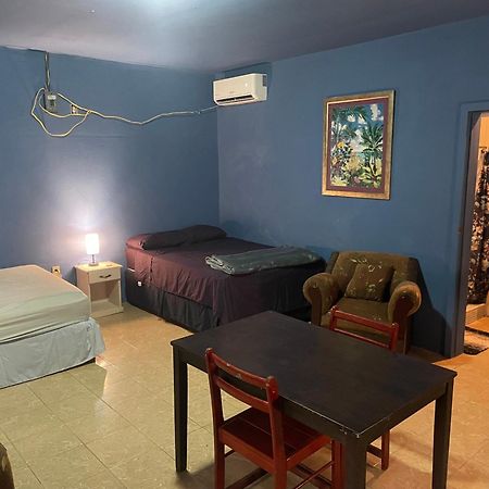 Airport Inn Roatan 外观 照片