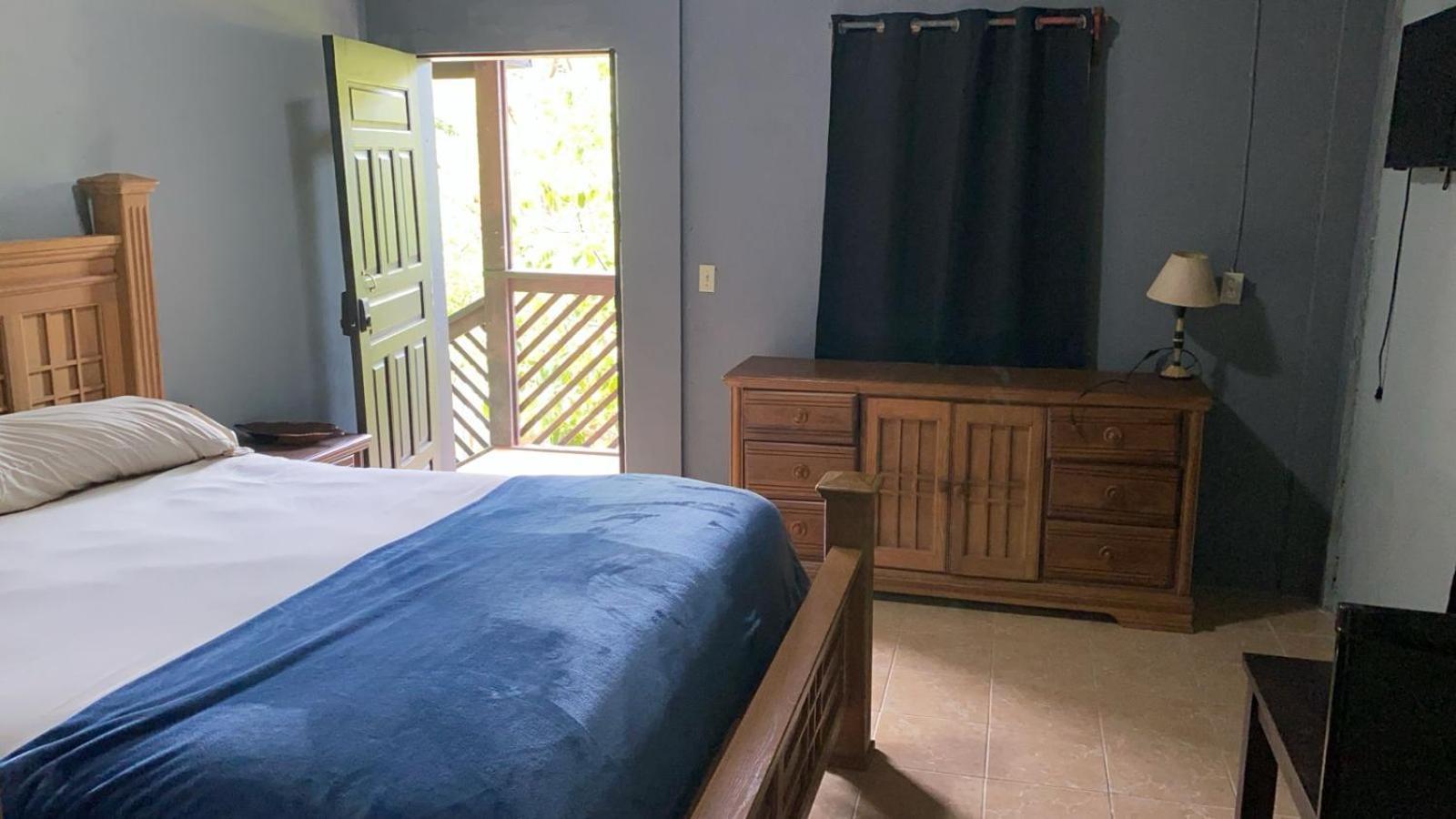 Airport Inn Roatan 外观 照片