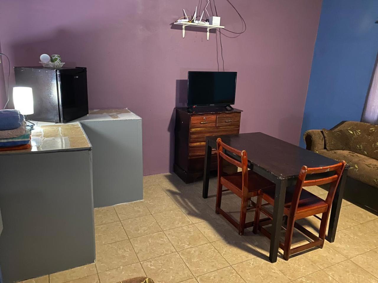 Airport Inn Roatan 外观 照片