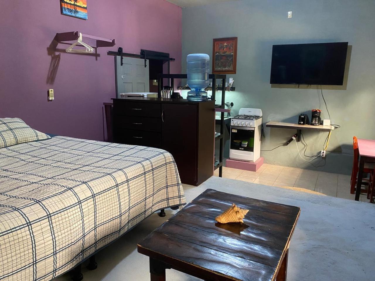 Airport Inn Roatan 外观 照片